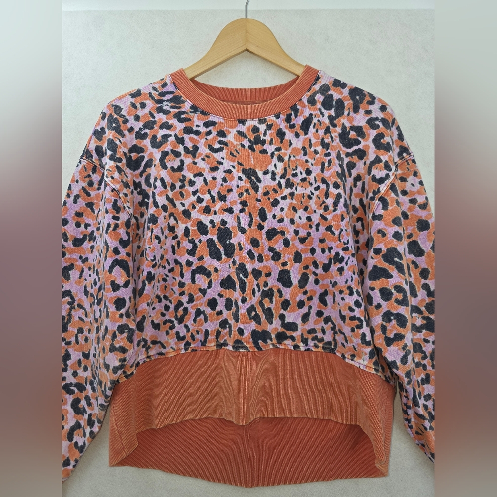 JoyLab Pink Leopard Crewneck Pullover Cropped Sweatshirt Women's Size Small - Picture 2 of 9